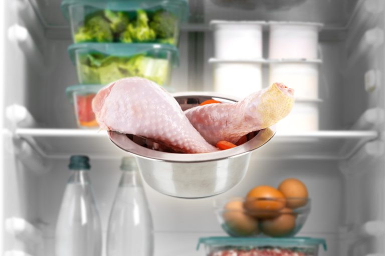 Nu mai pune niciodată carnea de pui lângă alte alimente din frigider. La ce riscuri te expui