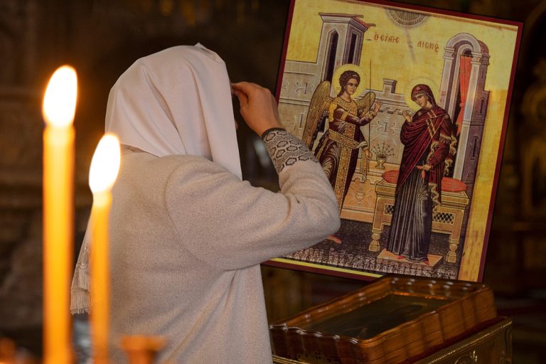 Rugăciunea puternică pe care să o rostești de Buna Vestire. Te ferește de boli și de necazuri