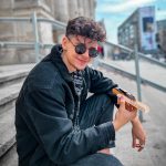 De unde a avut Emilian bani ca să se poată transforma în artist independent.