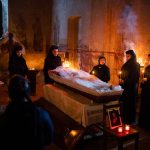 Karmen și-a învins orice teamă după ce a filmat în coșciug, îmbrăcată în rochie de mireasă.