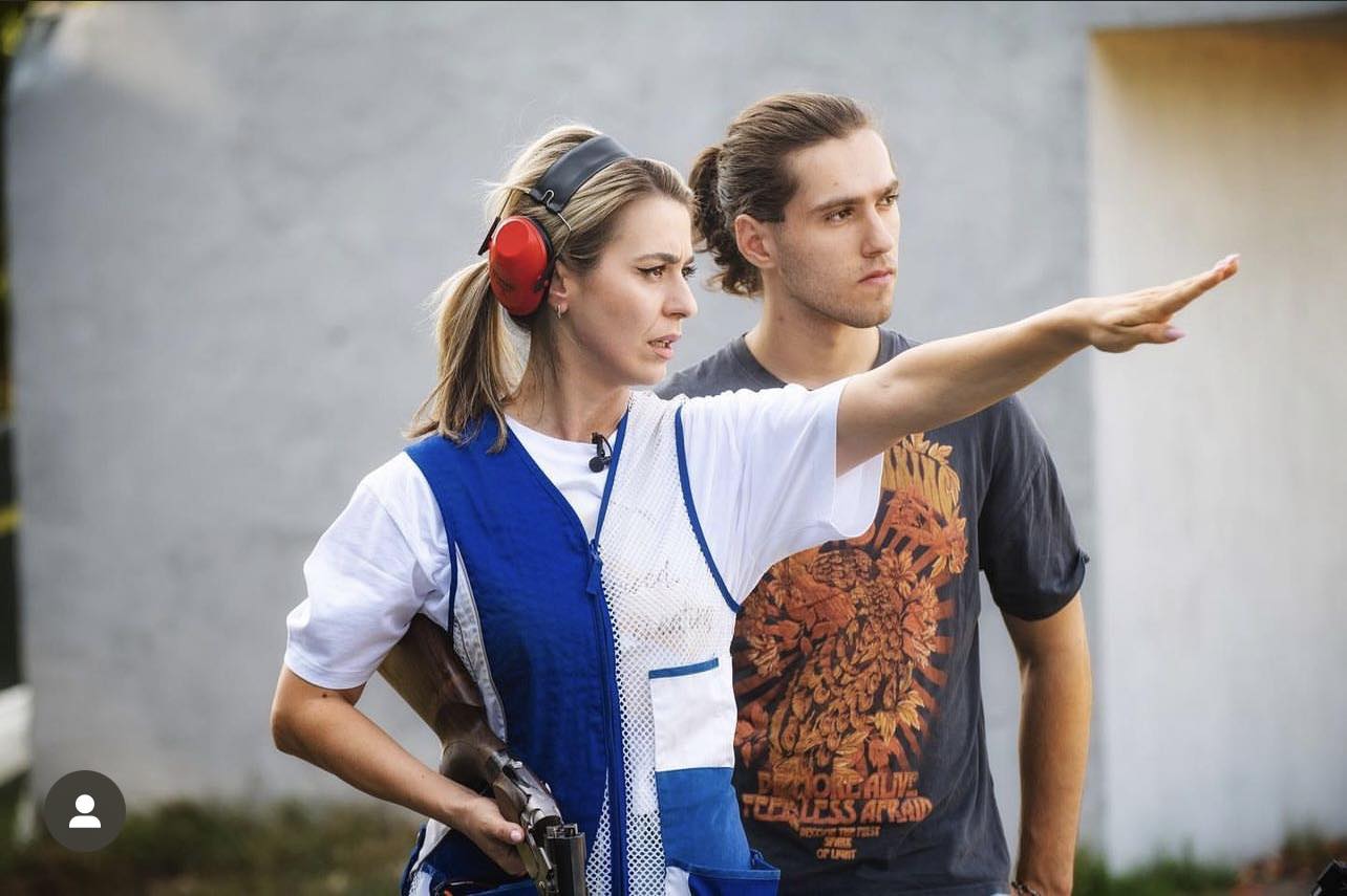 Arhitecta Andra Marinescu a învățat cum să țină o armă în mână încă din copilărie