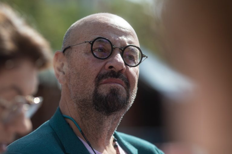 Cât costă pantofii sport roșii purtați de Cristian Popescu Piedone. Sunt de la un celebru brand, suma nu e deloc una de neglijat