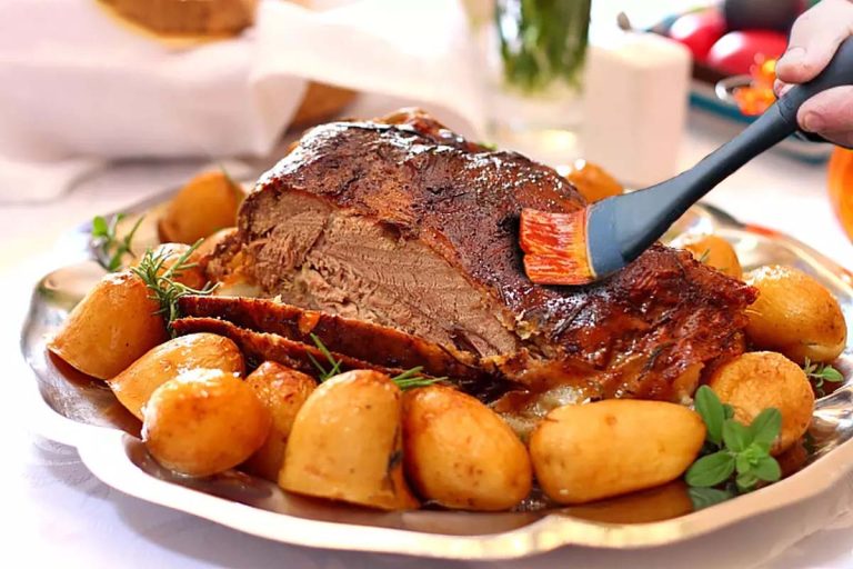 Ce să pui în friptura de miel pentru un gust savuros. Carnea va ieși mult mai fragedă