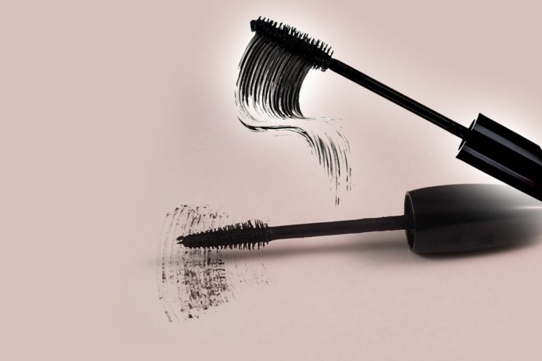 Cum revitalizezi ușor un rimel care s-a uscat. Trucul banal pe care trebuie să-l știi, așa îl vei putea folosi din nou