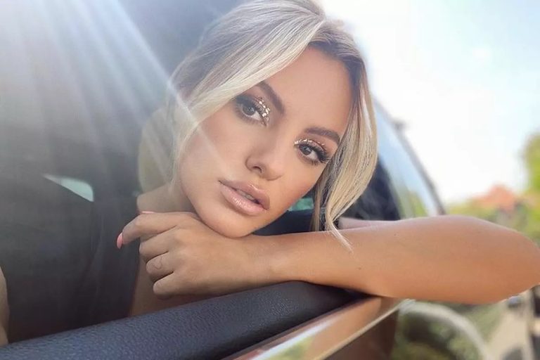 Imagine nemaivăzută cu Alexandra Stan, de la 15 ani, când a câștigat un concurs de Miss. Era total schimbată, nu o recunoști!