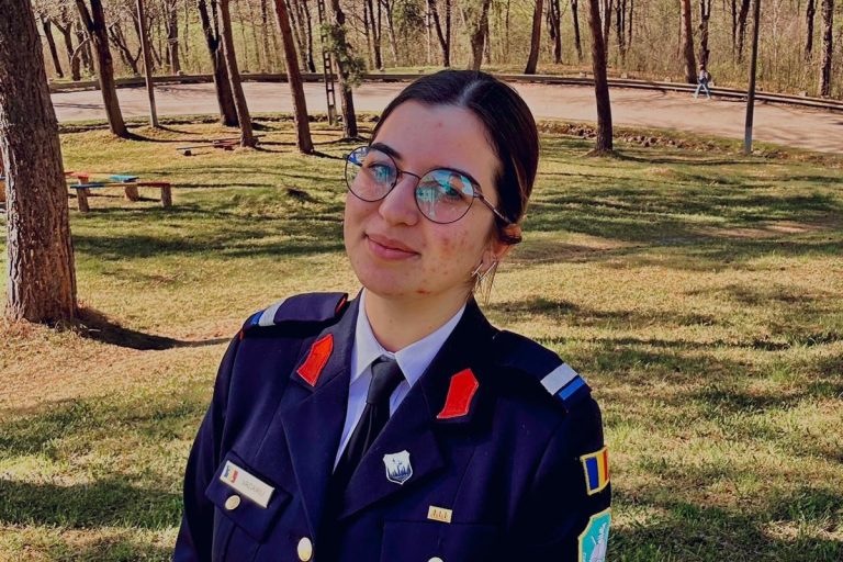 Povestea impresionantă a elevei sergent Simina Vacariu. Plecată dintr-un sătuc din Botoșani, a ajuns în etapa națională a Olimpiadei de Filosofie