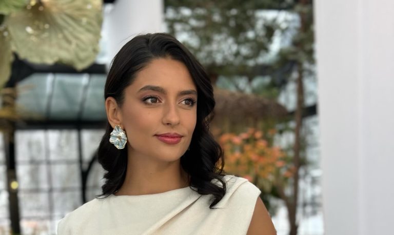 Rochia fabuloasă purtată de Oana Moșneagu la cununia civilă cu Vlad Gherman. A atras toată atenția, imagini uluitoare