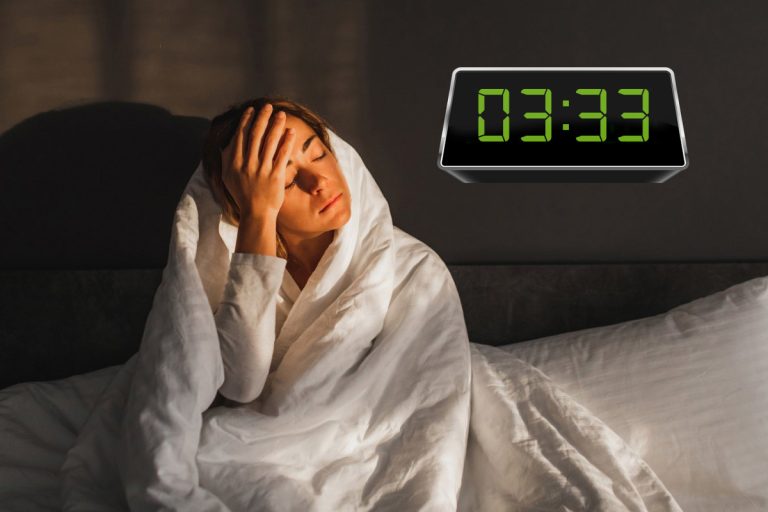 Te trezești la 3:33 noaptea? Ce semnifică de fapt această oră, conform numerologiei. Mesajul inedit pe care îl ascunde