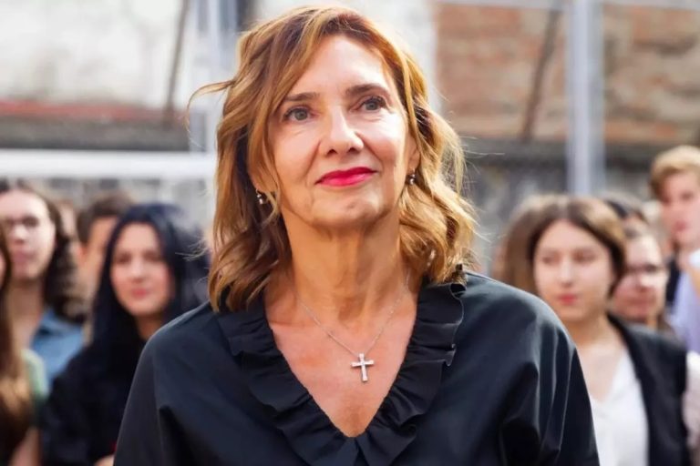 Ținuta cu care soția președintelui Iohannis i-a cucerit pe criticii de modă. Carmen Iohannis, lăudată pentru această apariție: „Un gen de Jacqueline Kennedy, ca stil”