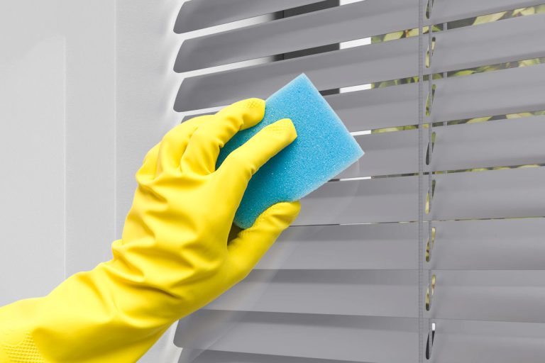 Trucul prin care poți să cureți jaluzelele fără să le demontezi de la ferastră. Ce trebuie să folosești de fapt, e mai simplu decât credeai