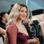 otografiile care o ajută pe Lora să nu se abată de la planurile ei