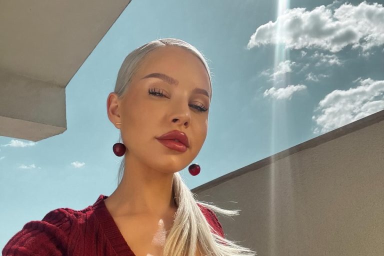 Carmen Grebenișan se distrează la maxim după despărțirea de soț. A apărut în cea mai mulată rochie la o petrecere