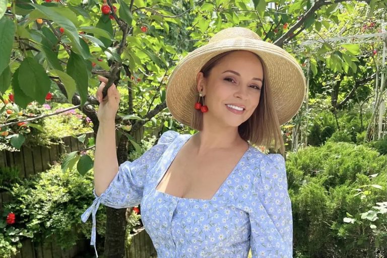 Ce face Andreea Marin seara în grădina casei sale. Imaginile care au luat pe toată lumea prin surprindere, nu se aștepta nimeni să o vadă în ipostaza asta