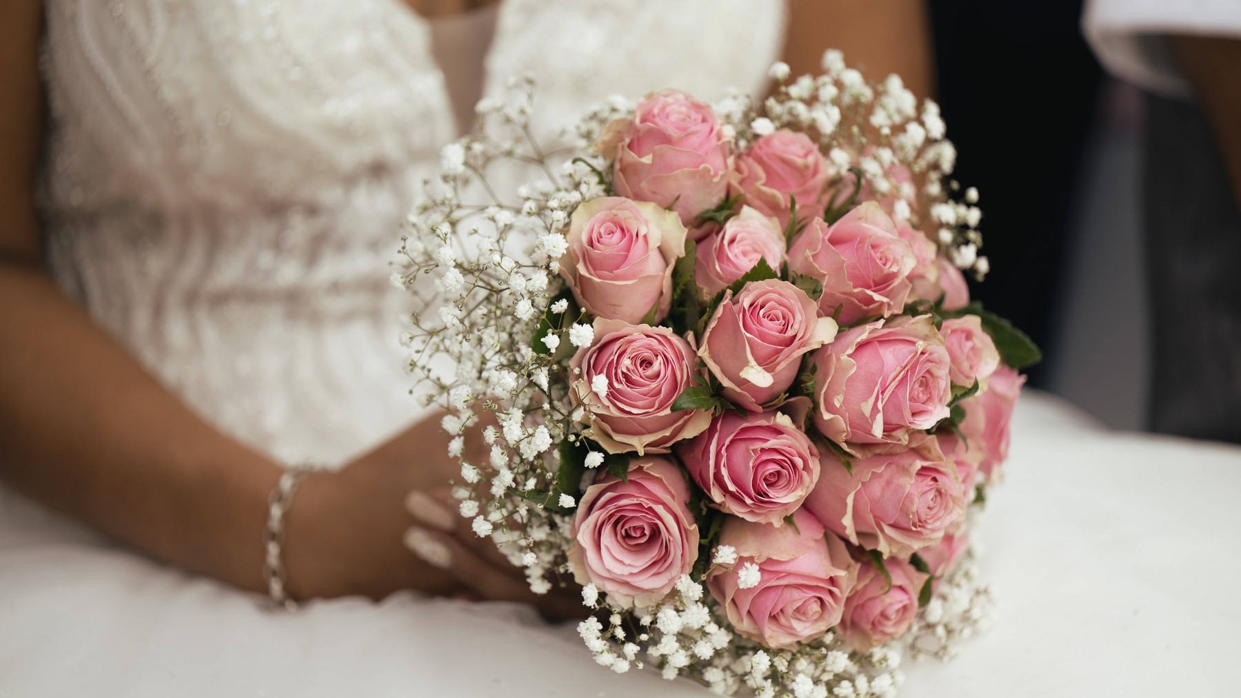 Ce înseamnă dacă prinzi buchetul miresei, conform superstițiilor