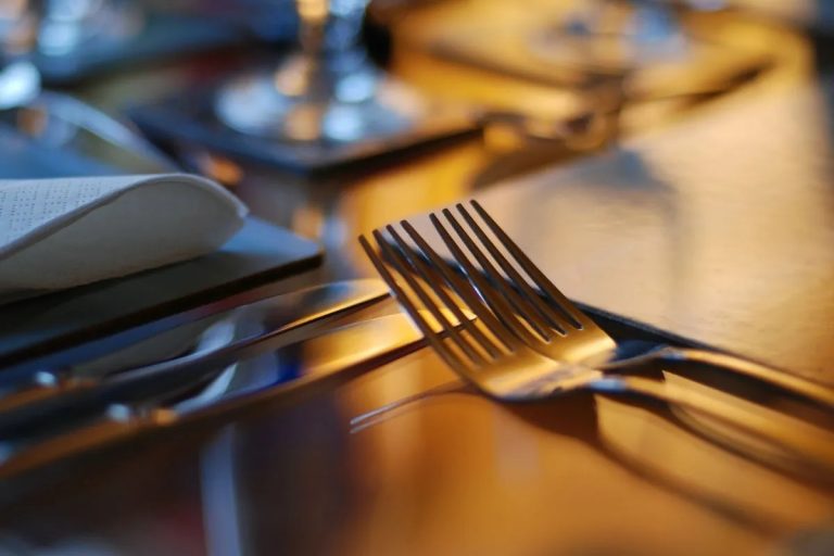 Ce să pui în apa cu care speli tacâmurile pentru a arăta ca noi. Trucul genial care le face să strălucească