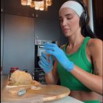 Cum a fost surprinsa Adelina Pestritu, în bucatarie, facand sarmale 1