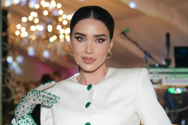 Cum arată Adelina Pestrițu în costum de baie, după ce a renunțat la implanturile mamare. Vedeta a postat imagini din vacanța din Turcia