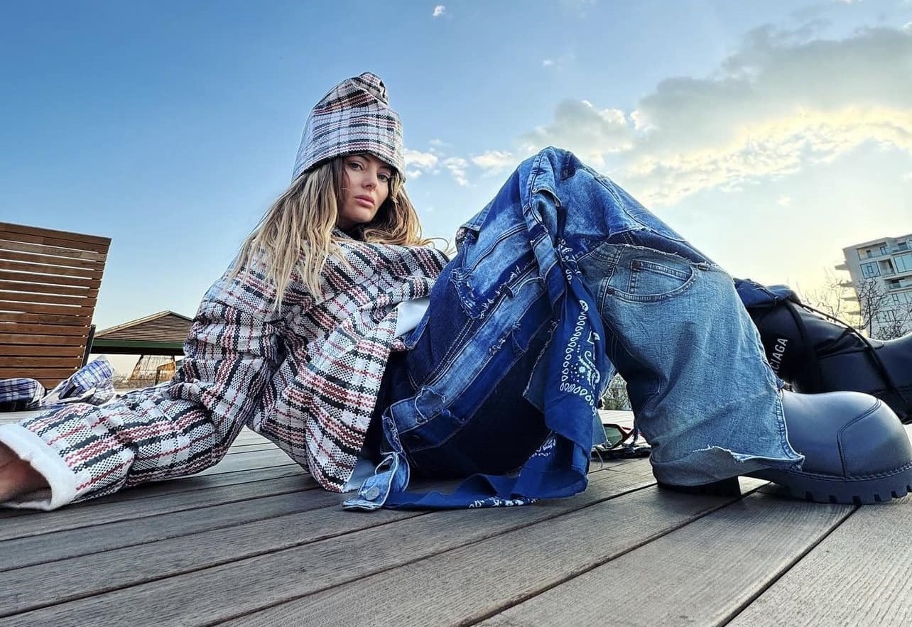 De ce nu apare Delia cu decolteu, de fapt