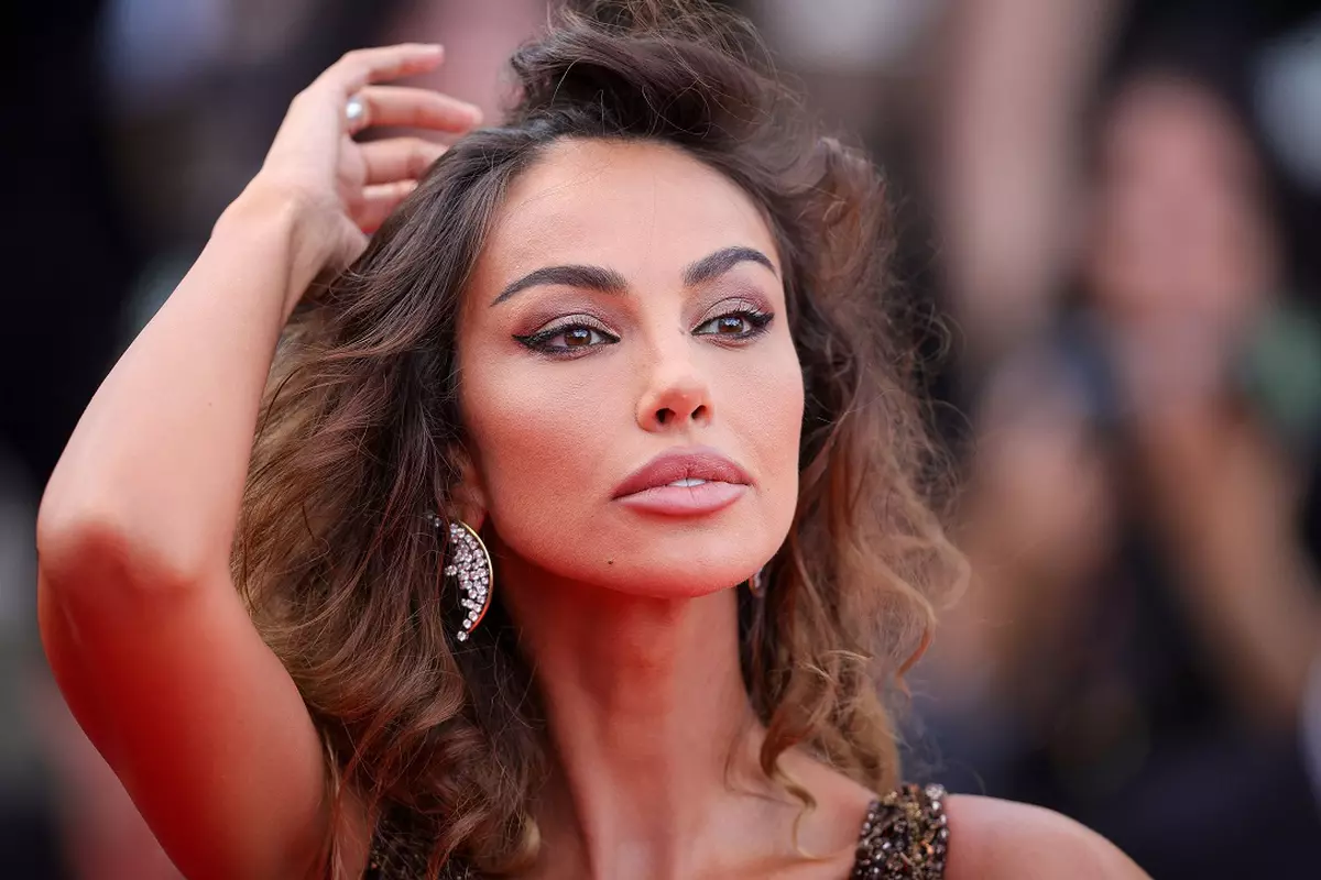 Madalina Ghenea a aparut intr-un pictorial incendiar