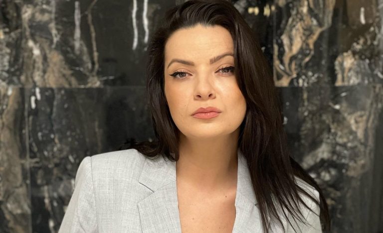 Anca Dinicu este însărcinată. Cine este tatăl copilului, cei doi s-au afișat deja împreună în fața fanilor: “Eu și cu tipul ăsta din spatele meu”