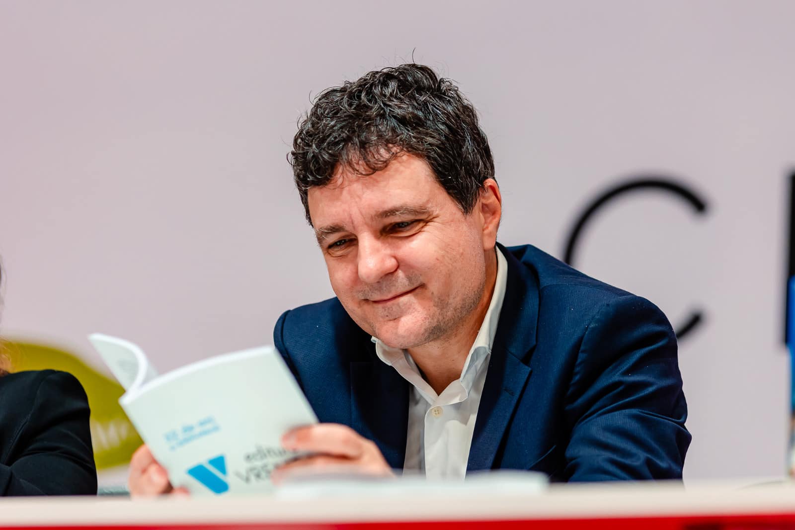 Cum arată casa în care locuiește Nicușor Dan. Primarul Capitalei trăiește, alături de familia sa, într-un apartament cu chirie