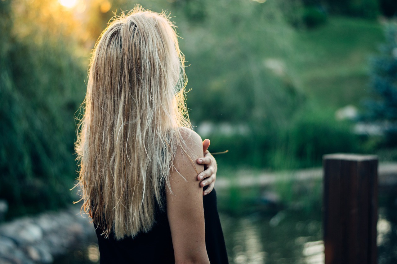 Cum să îngrijești părul blond în sezonul estival ca să protejezi culoarea