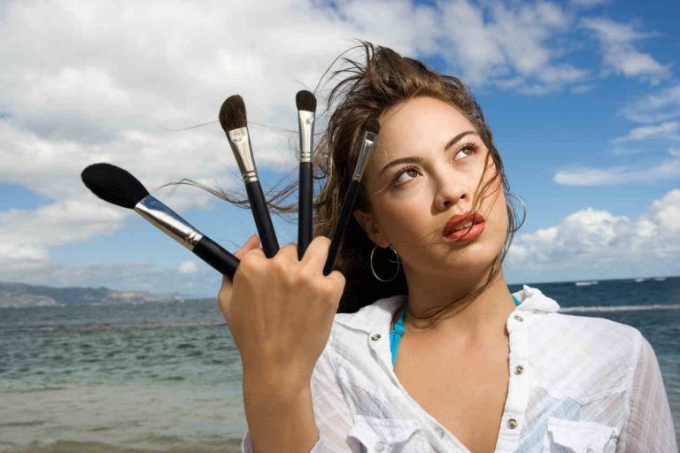 Cum să te machiezi la plajă. Specialiștii au dezvăluit tendinţele anului 2024