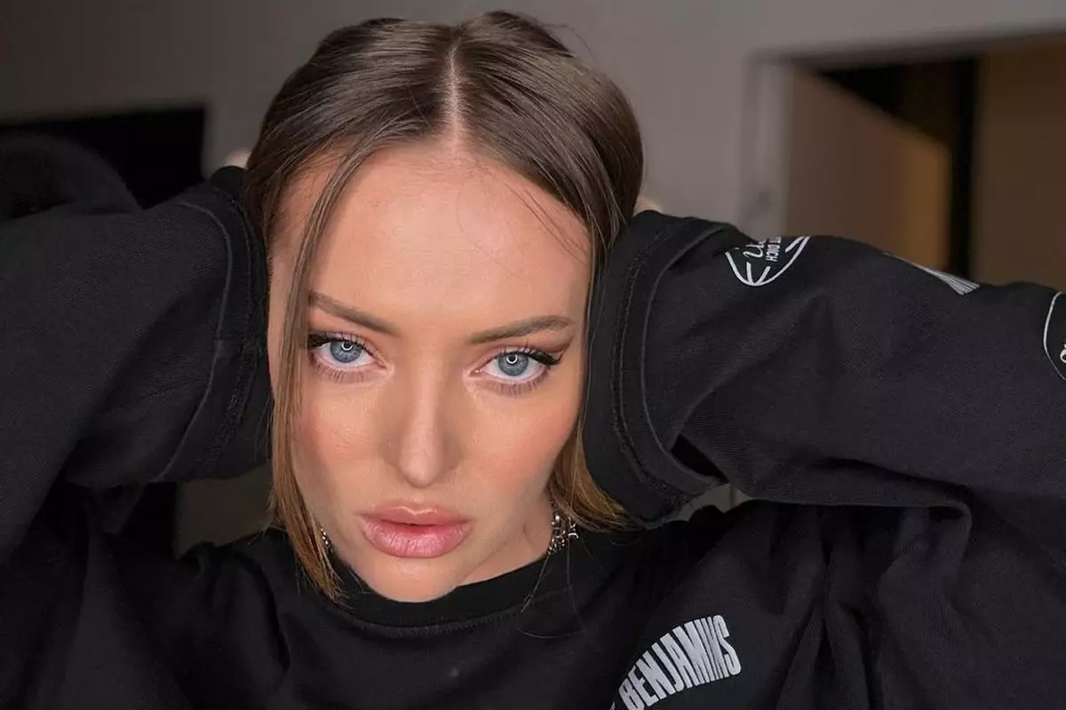 Delia, cu posteriorul la vedere pe retele sociale