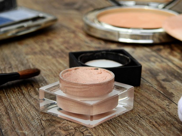 Diferența dintre pudra compactă și pudra translucidă. Când și cum se folosește fiecare