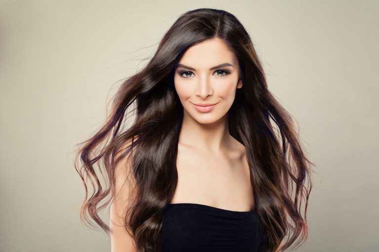 Îți dorești un păr mai închis la culoare? Iată 5 metode naturale care te pot ajuta