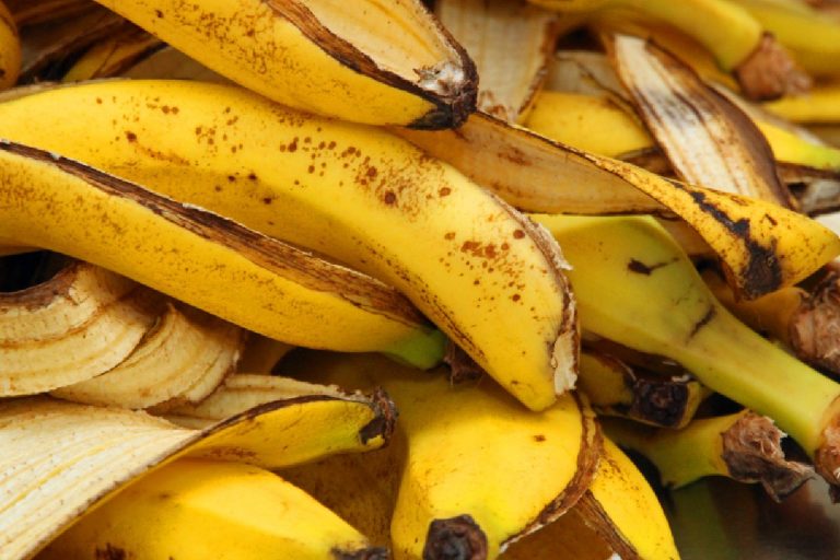 Nu mai arunca la gunoi coaja de la banane. Iată de ce ar trebui să o mănânci