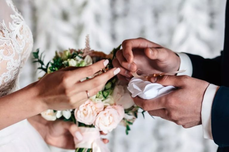 O celebră prezentatoare TV s-a căsătorit civil. ”Prima noastră zi ca familie”. Ce rochie spectaculoasă a purtat la Starea Civilă FOTO