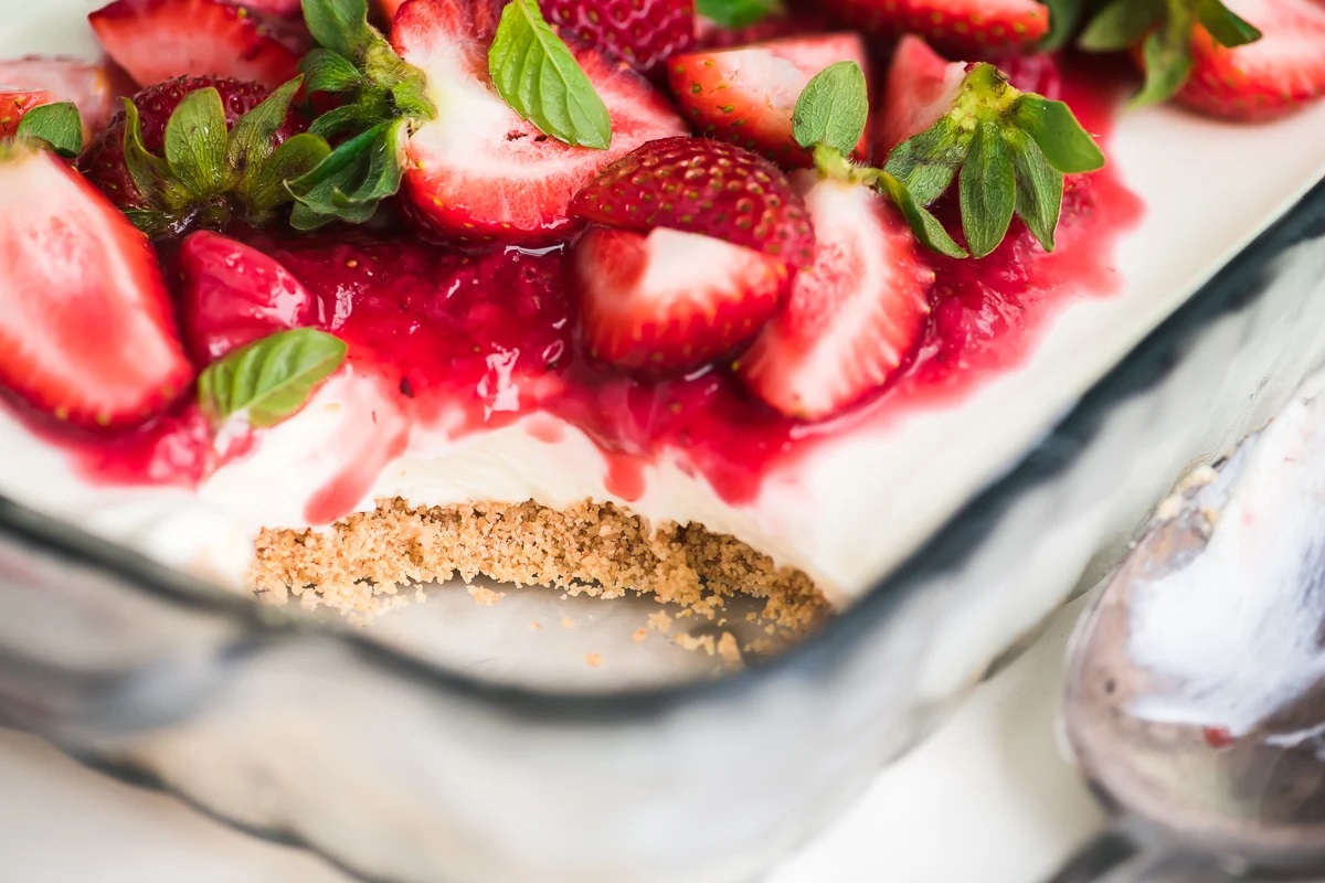 Prajitura racoroasa cu capsuni foarte delicioasa si usor de facut