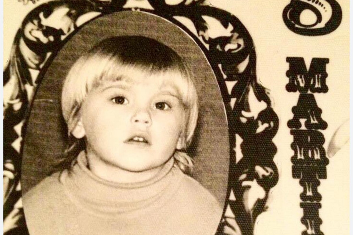 Recunoști fetița din imagine?