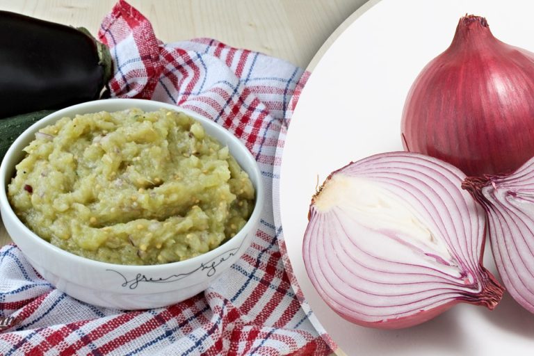 Ce să faci cu ceapa, înainte de a o pune în salata de vinete. Îi schimbă complet gustul, doar așa o vei prepara de acum încolo