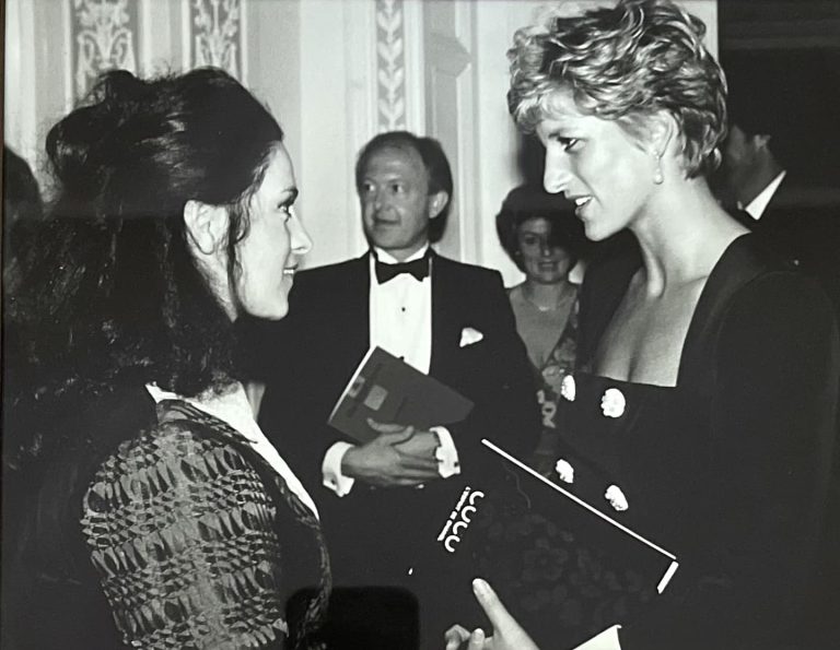 O recunoști? E româncă și a cucerit inimile străinilor. Prințesa Diana a cunoscut-o și a apreciat-o