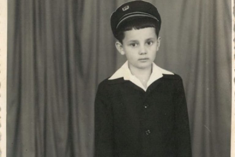 Recunoști băiețelul din imagine? Astăzi, este unul dintre cei mai cunoscuți prezentatori TV din România. Spune lucrurilor pe nume și are o familie frumoasă