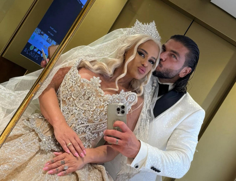 Rochia de mireasă opulentă aleasă de Anda Adam în ziua nunții. Nu a avut loc în mașină și a închiriat un autobuz