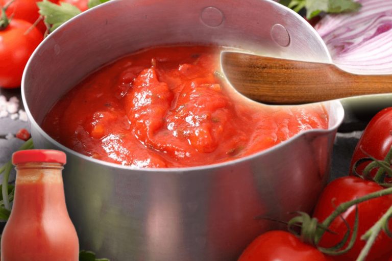 Secretul bulionului perfect, făcut acasă. Ingredientul ieftin care îi dă savoare