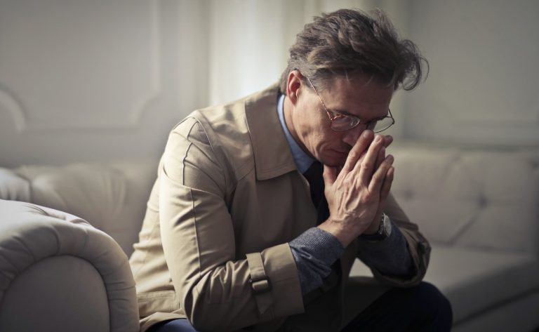 Ce înseamnă criza vârstei de 40 de ani? Cum se manifestă, separat, la femei și la bărbați?