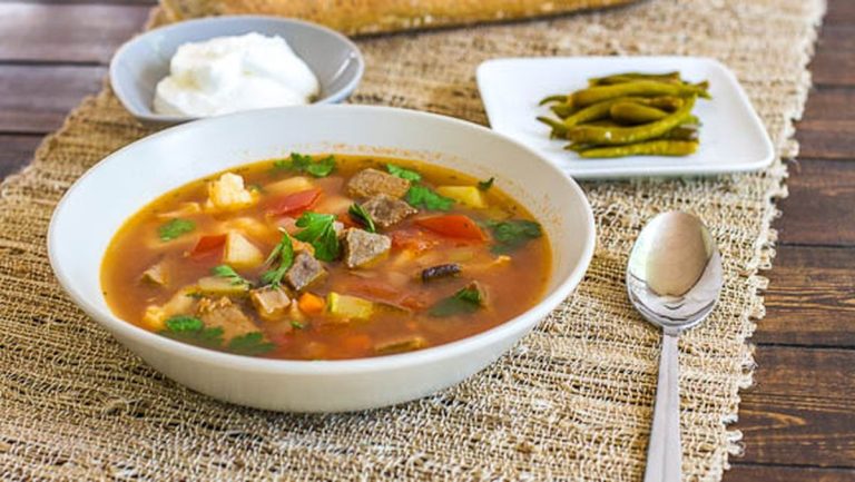 Ce poți face dacă ai pus prea multă sare sau borș în ciorbă. Cum se poate drege gustul