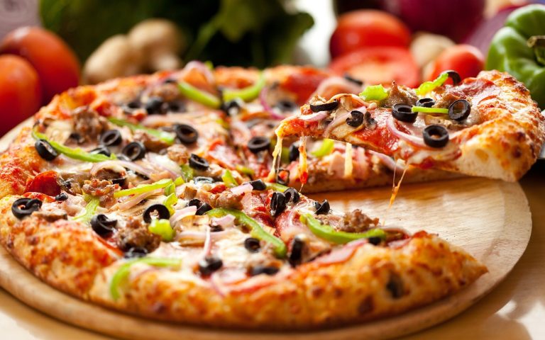 Cum se prepară pizza care nu îngrașă. Ce conține și cum o poți prepara acasă
