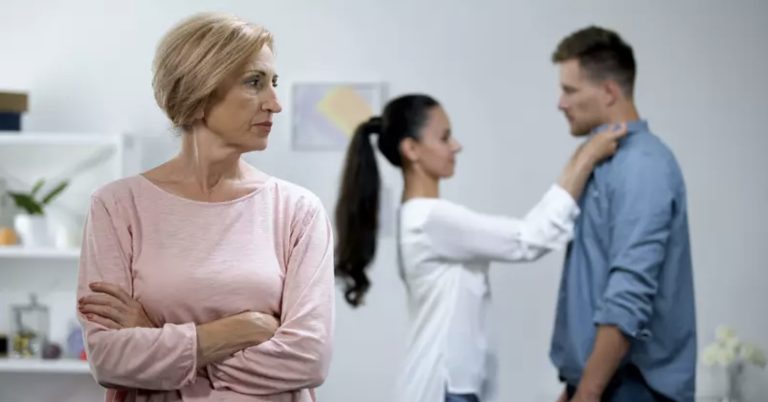 Am decis să plec. Nu mai suportam să stau sub același acoperiș cu soacra mea. Ce spune psihologul