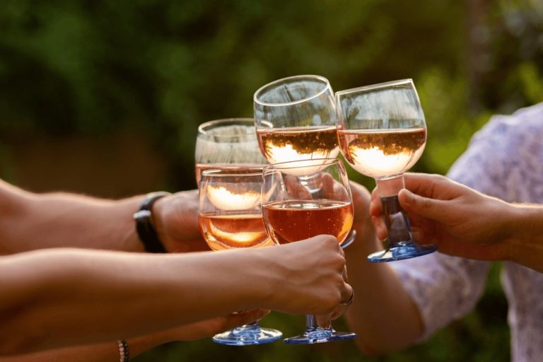 Ce se bea din pahare, în funcție de modelul și forma lor. Tipuri de pahare și utilizarea corectă