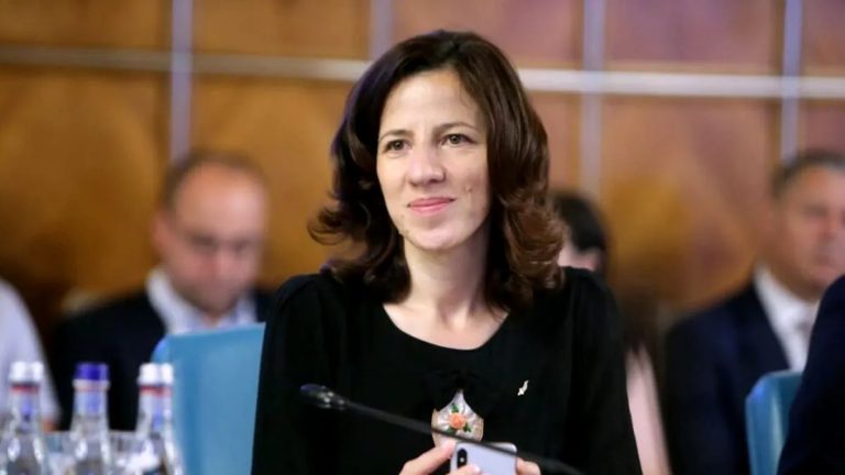 Cine este Roxana Mînzatu, femeia care a obținut postul de vicepreședinte al Comisiei Europene. Este o premieră pentru România la Bruxelles VIDEO