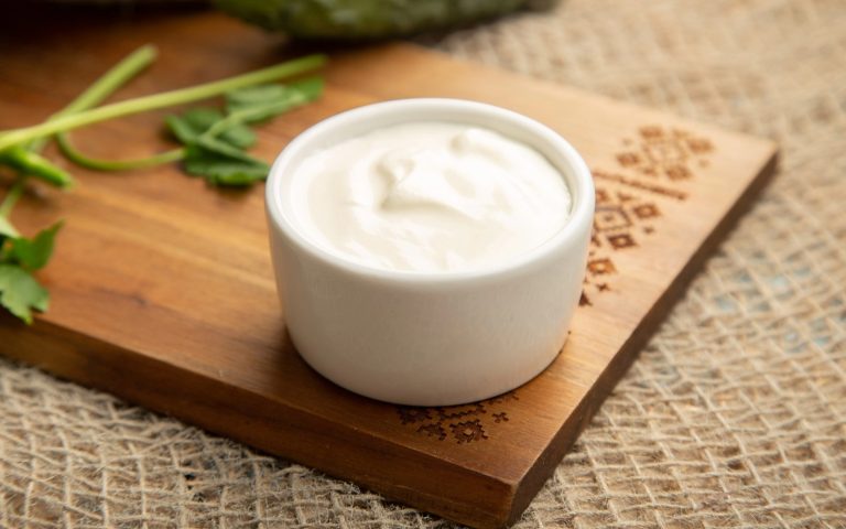 De ce să nu arunci smântâna expirată?