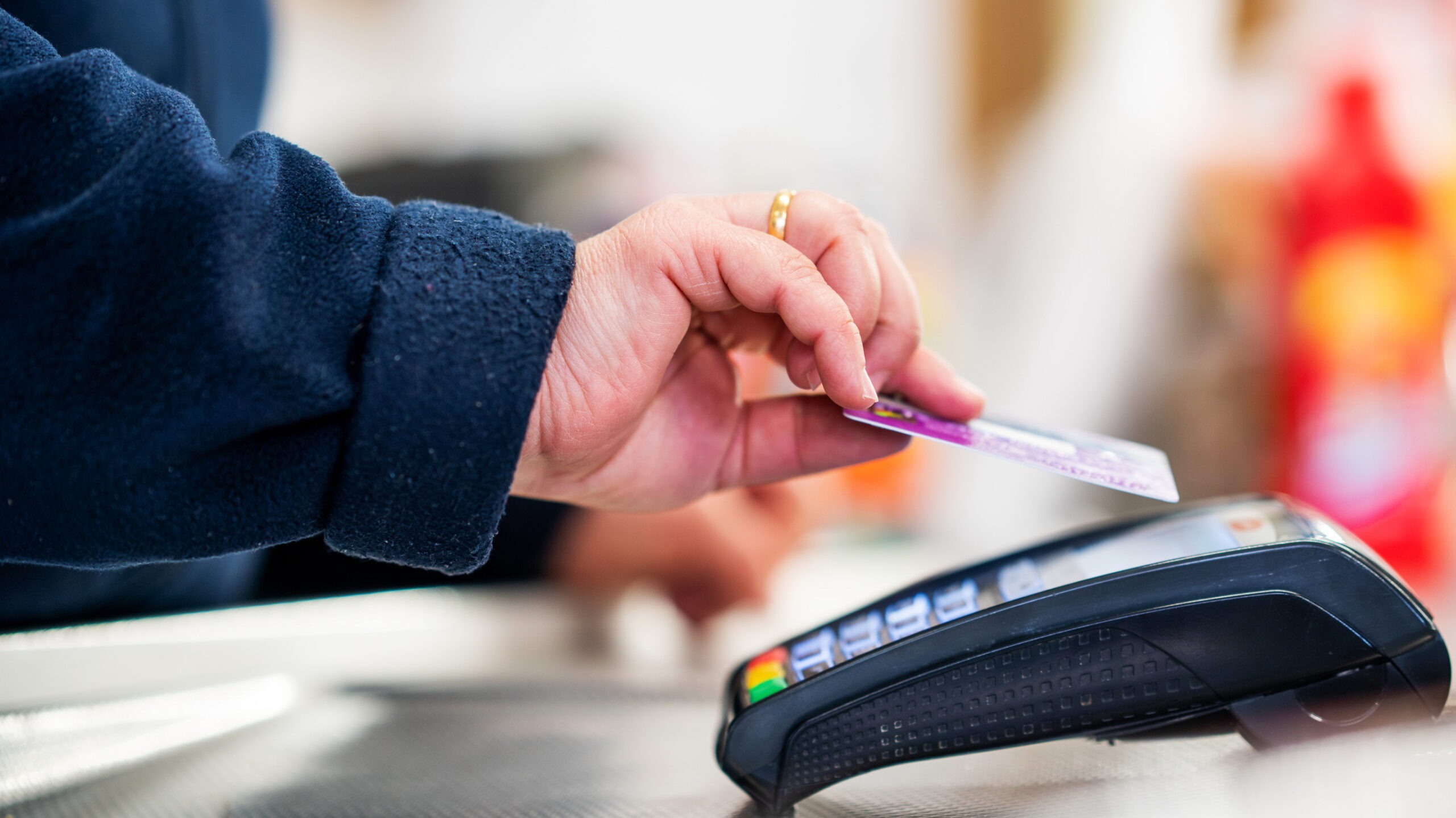 De ce mulți români nu folosesc carduri bancare