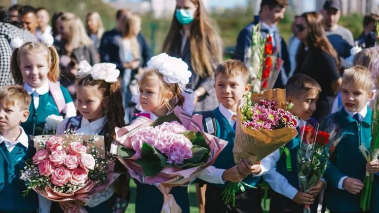 Unde ajung florile oferite în prima zi de școală cadrelor didactice? Profesorii, invadați de buchete, la început de an școlar