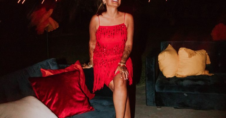 5 ocazii la care merge o rochie roșie de seară. Cu ce accesorii se asortează