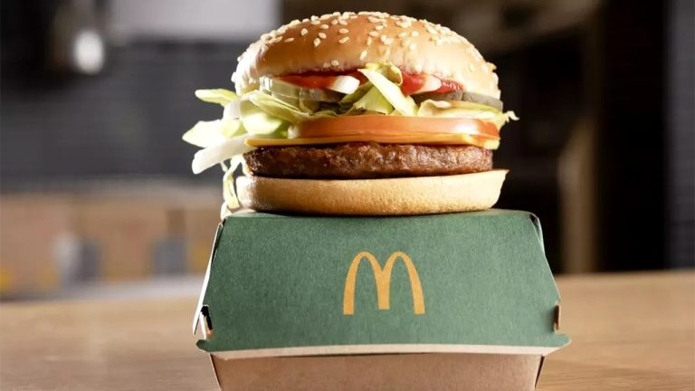 McDonald’s reintroduce unul dintre burgerii cei mai populari. Preparatul apare întâi în UK